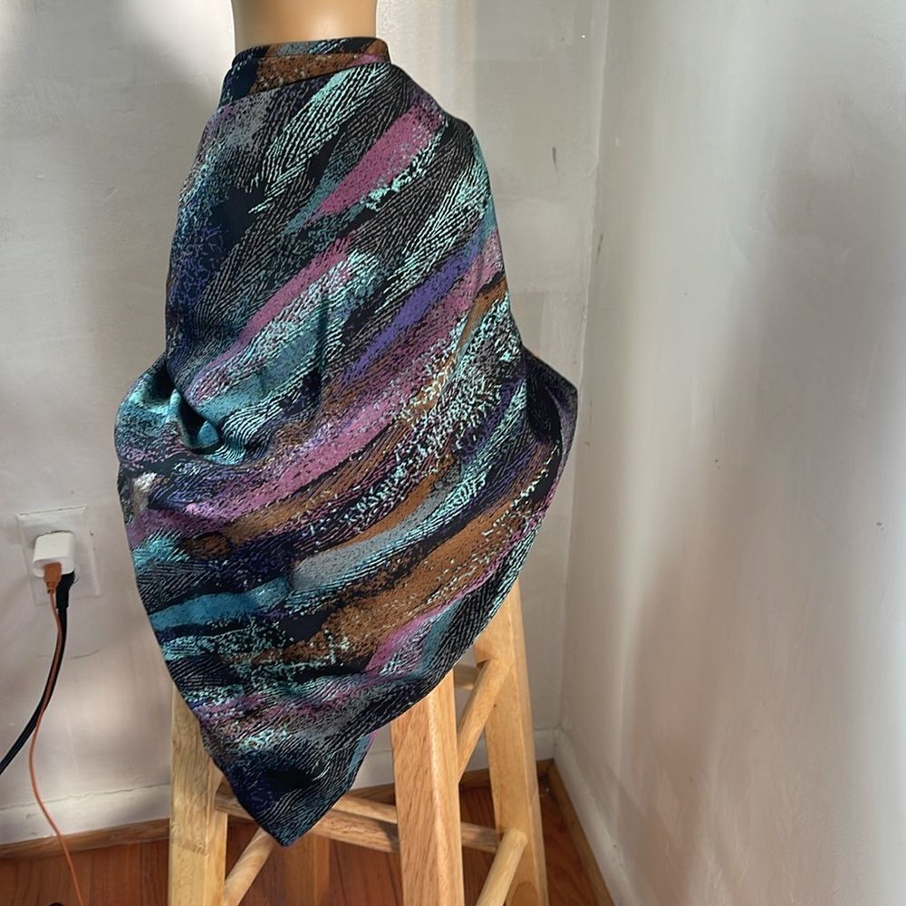 Multicolor Unbranded Triangular Shape Abstract Sc… - image 4